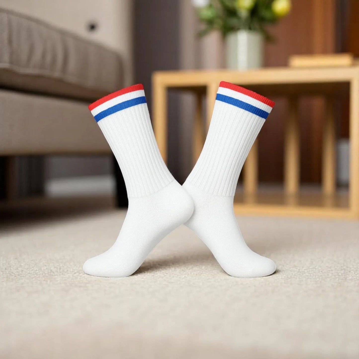 Chaussettes antidérapantes blanches à rayures Hollande pour homme sur fond neutre.