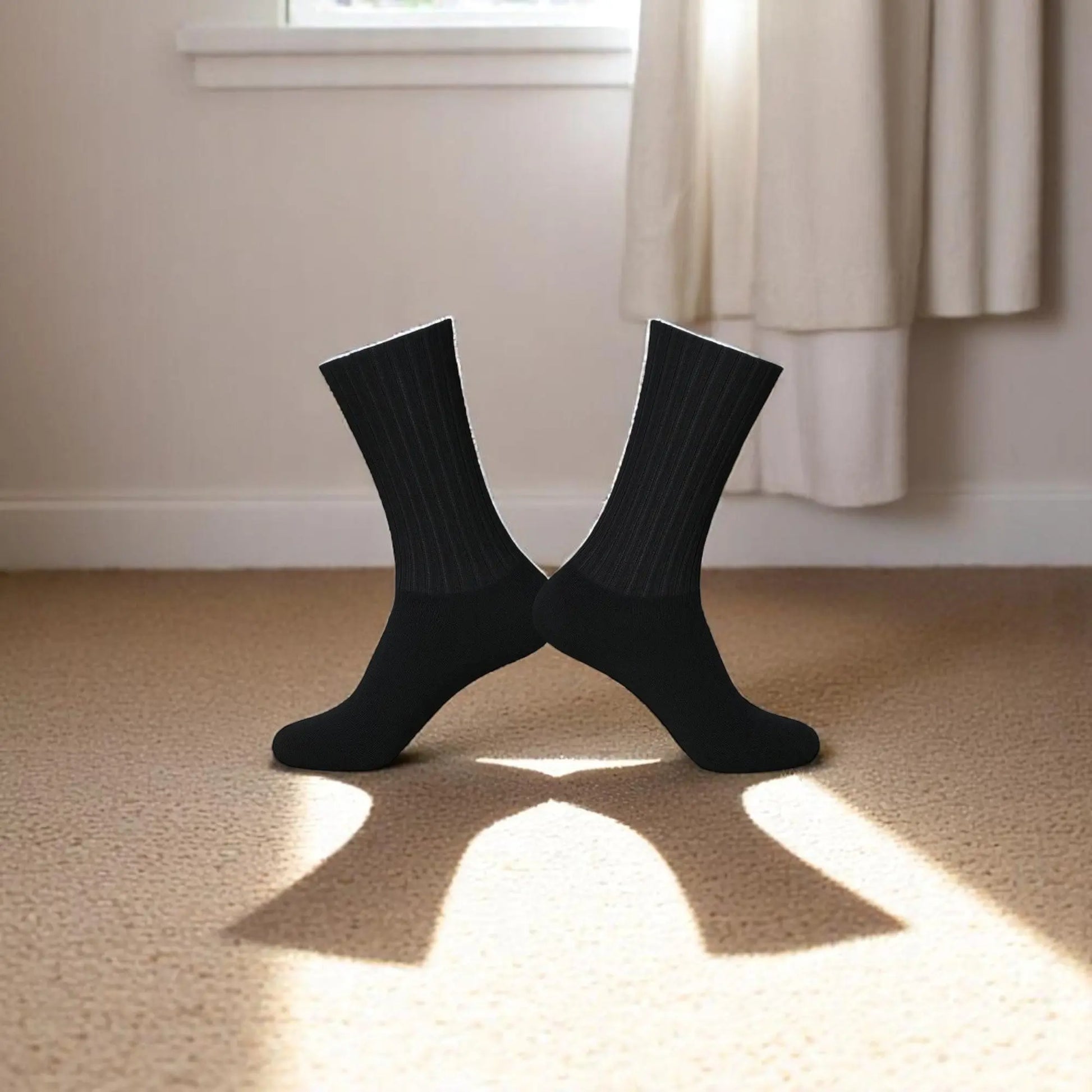 Paire de chaussettes antidérapantes noires pour homme sur fond gris texturé.