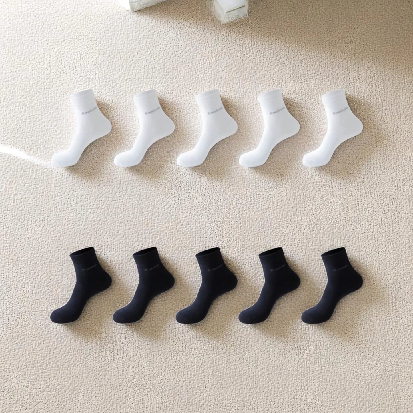 Assortiment chaussettes bambou pour homme blanc et noir élégantes respirantes.