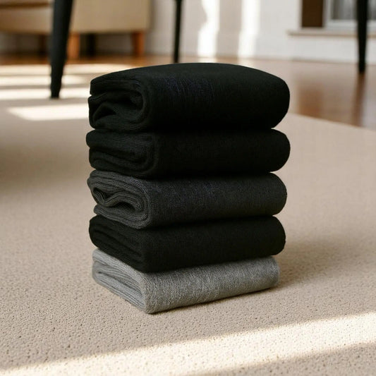 Chaussettes en bambou noires et grises soigneusement roulées.