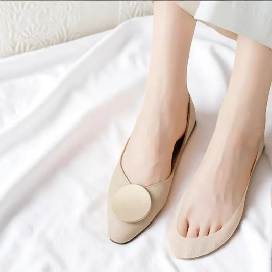 Chaussettes invisibles beiges pour chaussures plates femme.