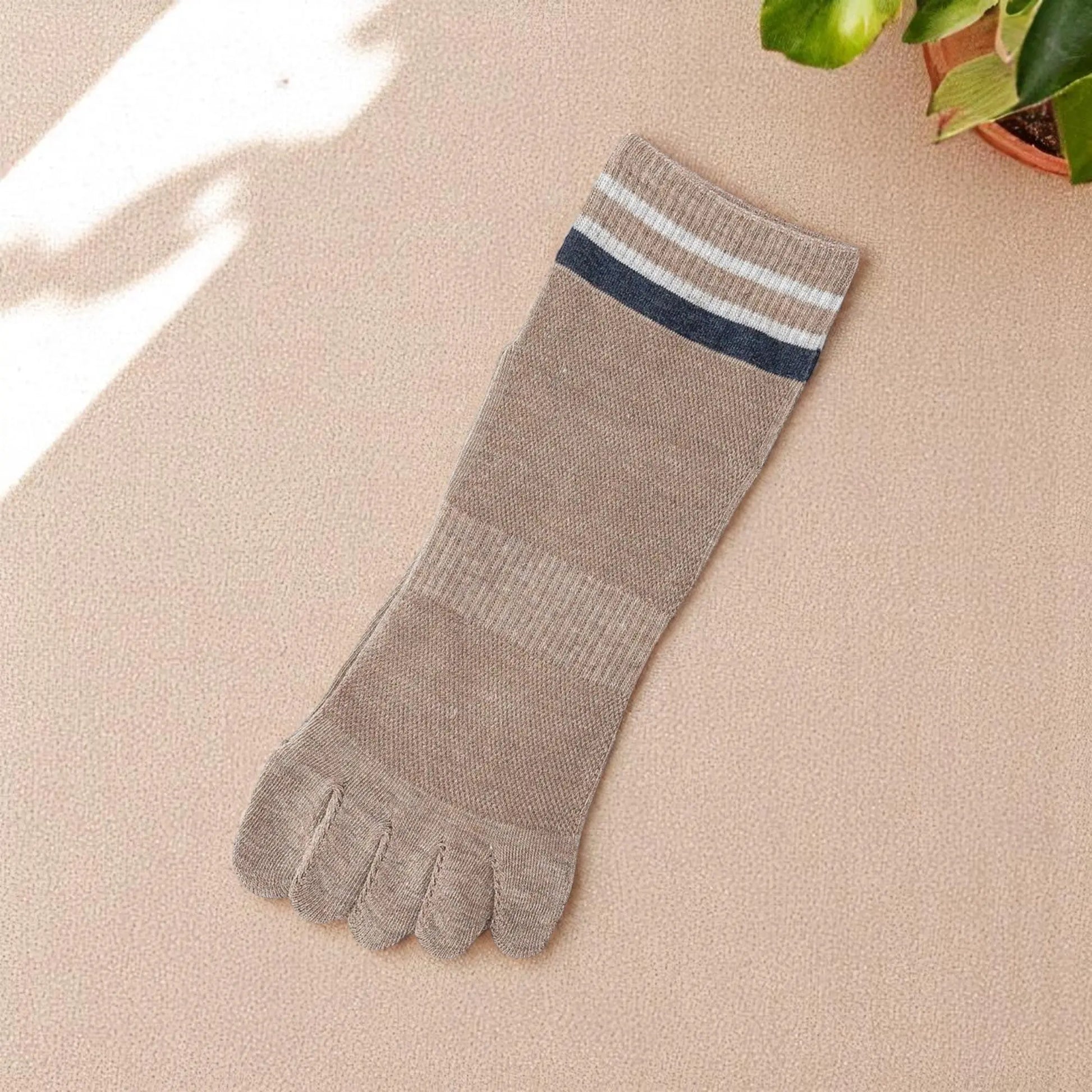 Chaussettes beiges à orteils séparés pour homme, style discret et coupe ergonomique.