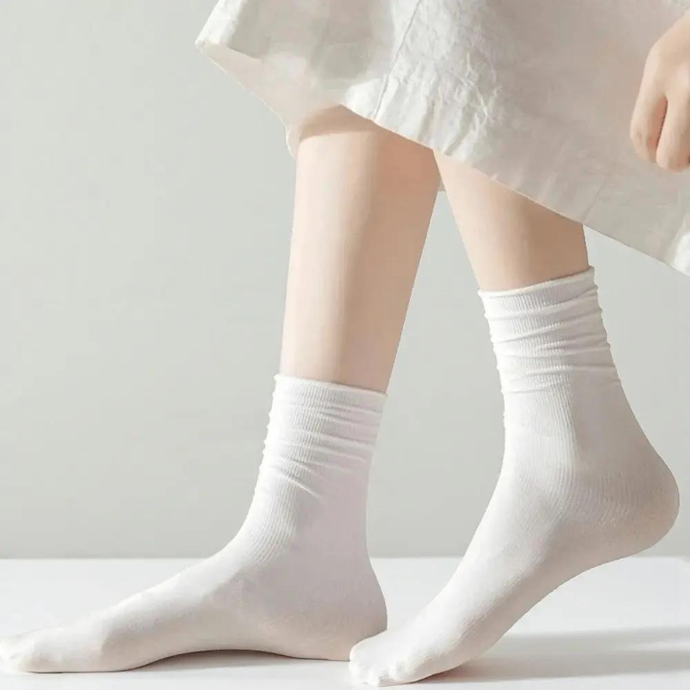 Chaussettes blanches femme mi-hautes au design sobre, tissu respirant et maintien léger.