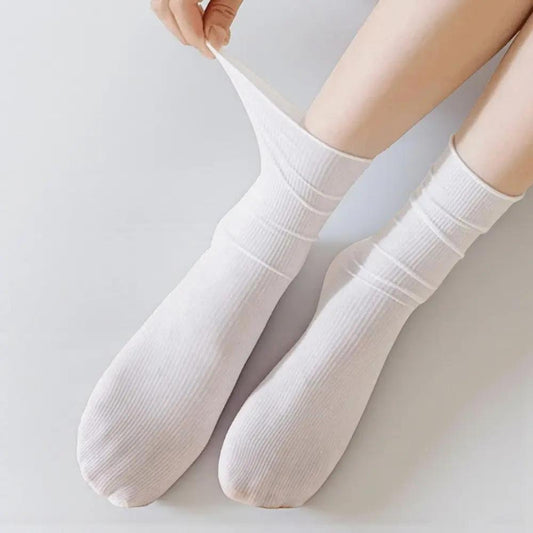Chaussettes blanches femme extensibles en coton doux, coupe mi-haute confortable et respirante.