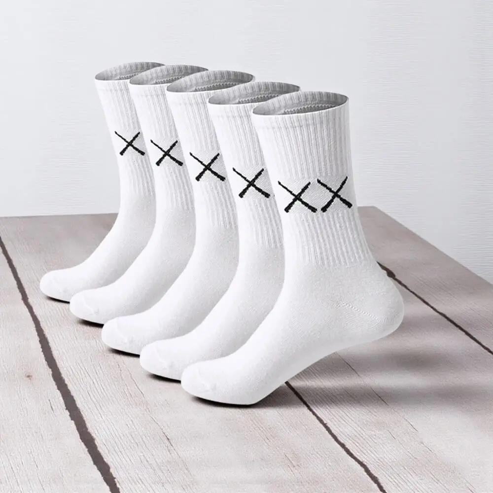 Lot de chaussettes blanches homme Les XX Classiques disposées sur table, modèle mi-haut élégant et résistant.