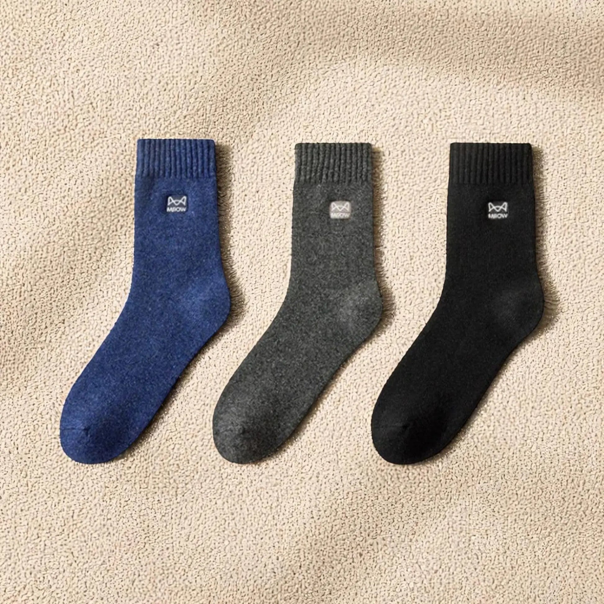 Modèle de chaussettes en cachemire homme en bleu, gris et noir.