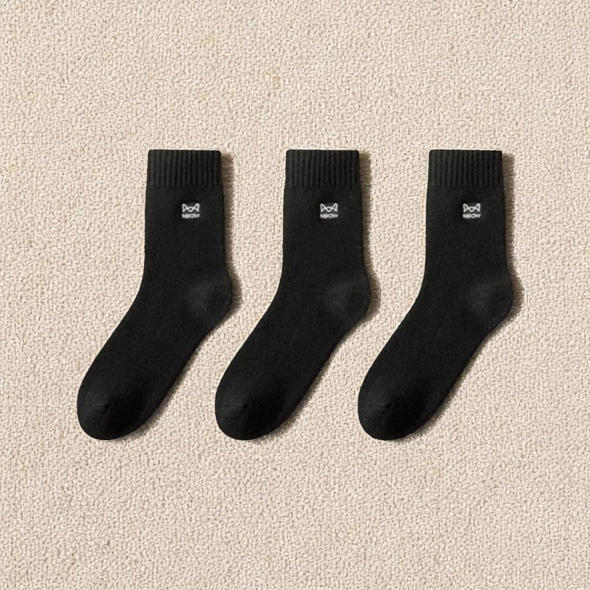 Chaussettes noires en cachemire pour homme au style sobre et élégant.