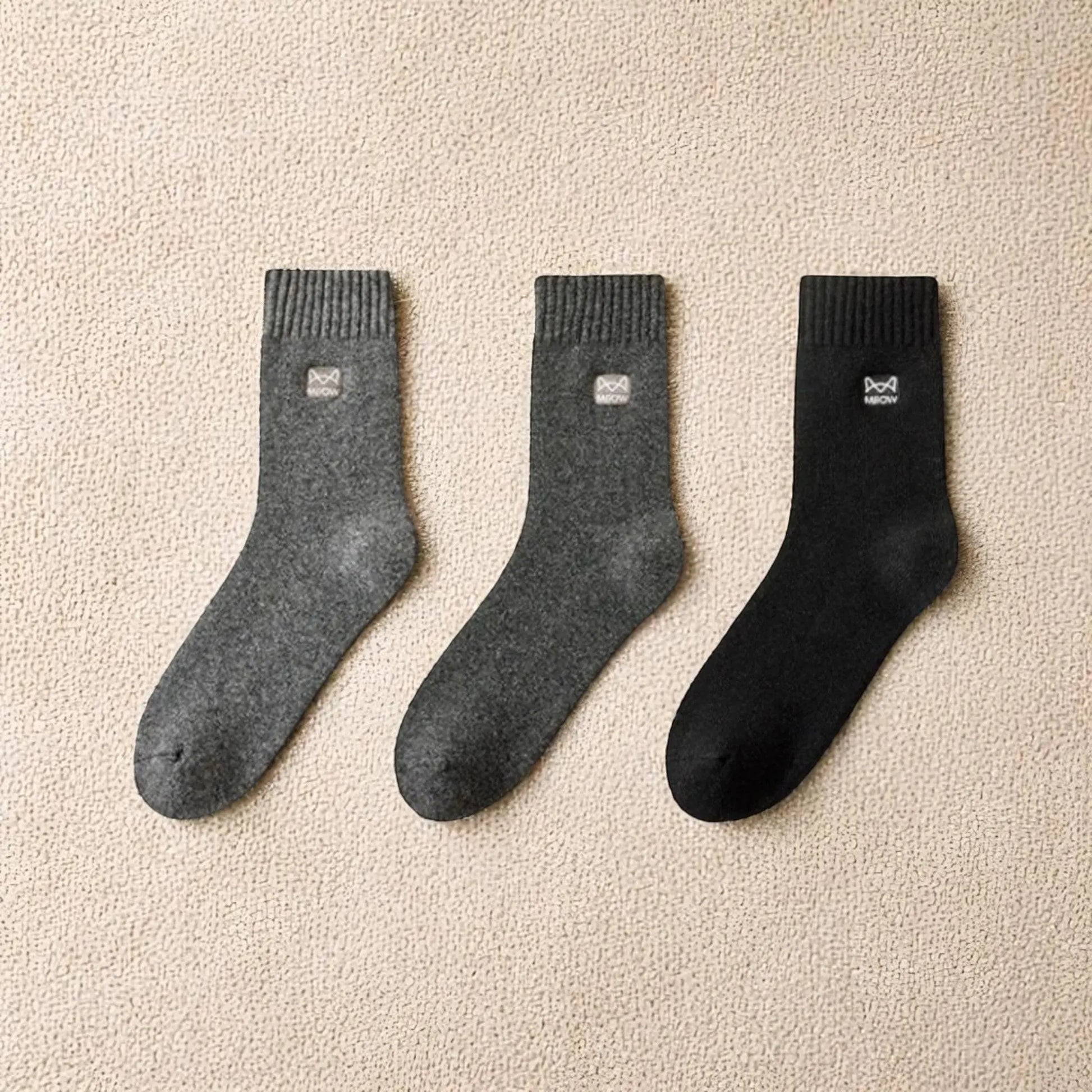 Chaussettes en cachemire pour homme en noir et gris, douces et confortables.