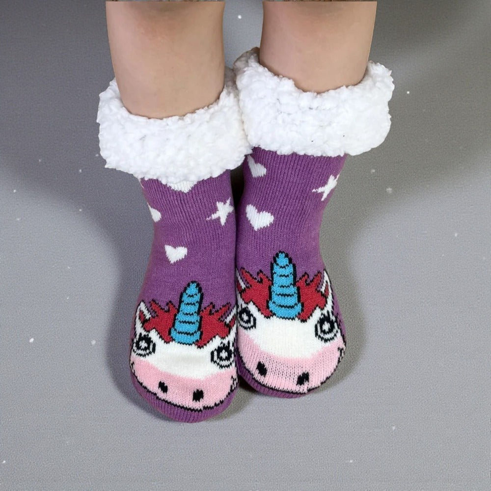 Chaussettes chausson enfant portées, idéales pour un usage intérieur en hiver.