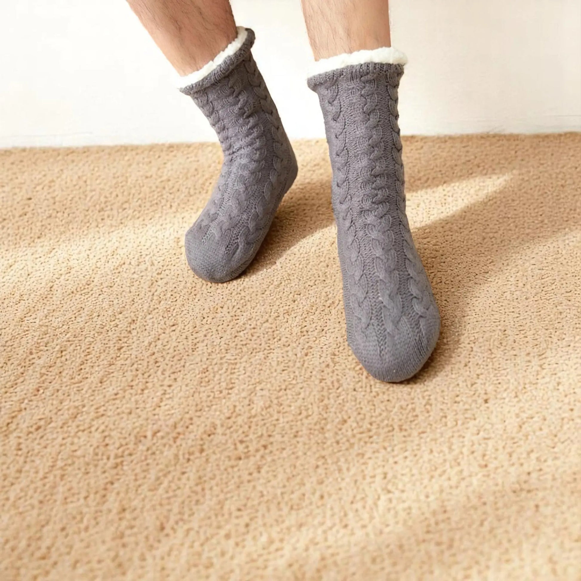 Chaussettes chausson grises chaudes pour homme.