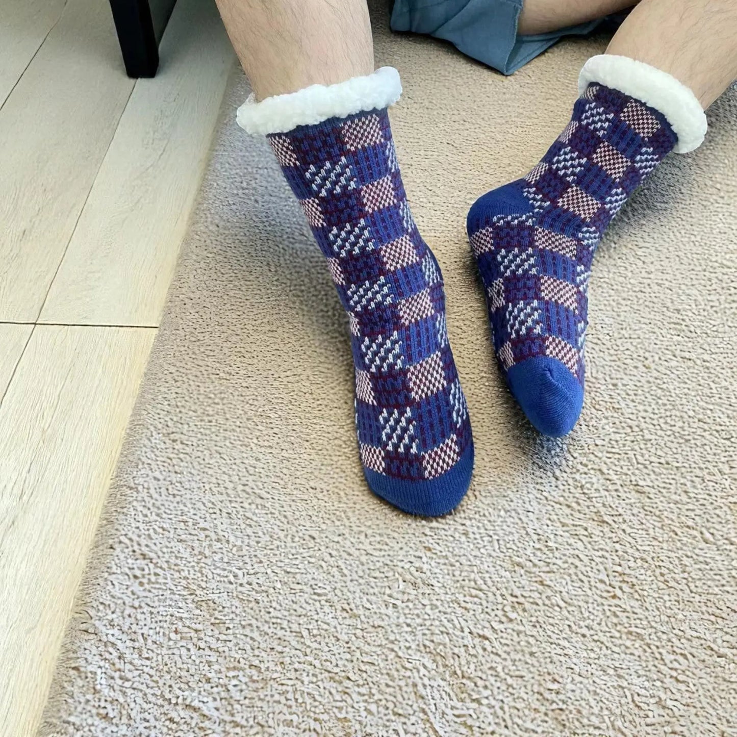 Paire de chaussettes chausson pour homme en motif carreaux bleu, doublées en polaire blanche.