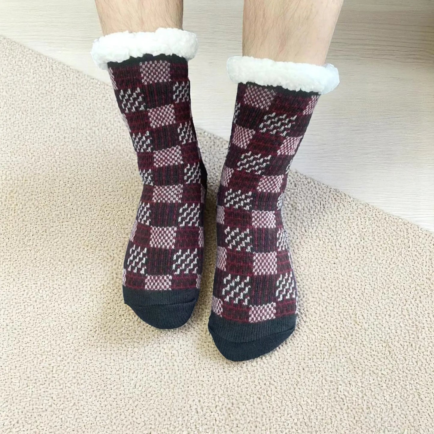 Chaussettes chausson pour homme avec motifs bordeaux et noirs, intérieur chaud et moelleux.