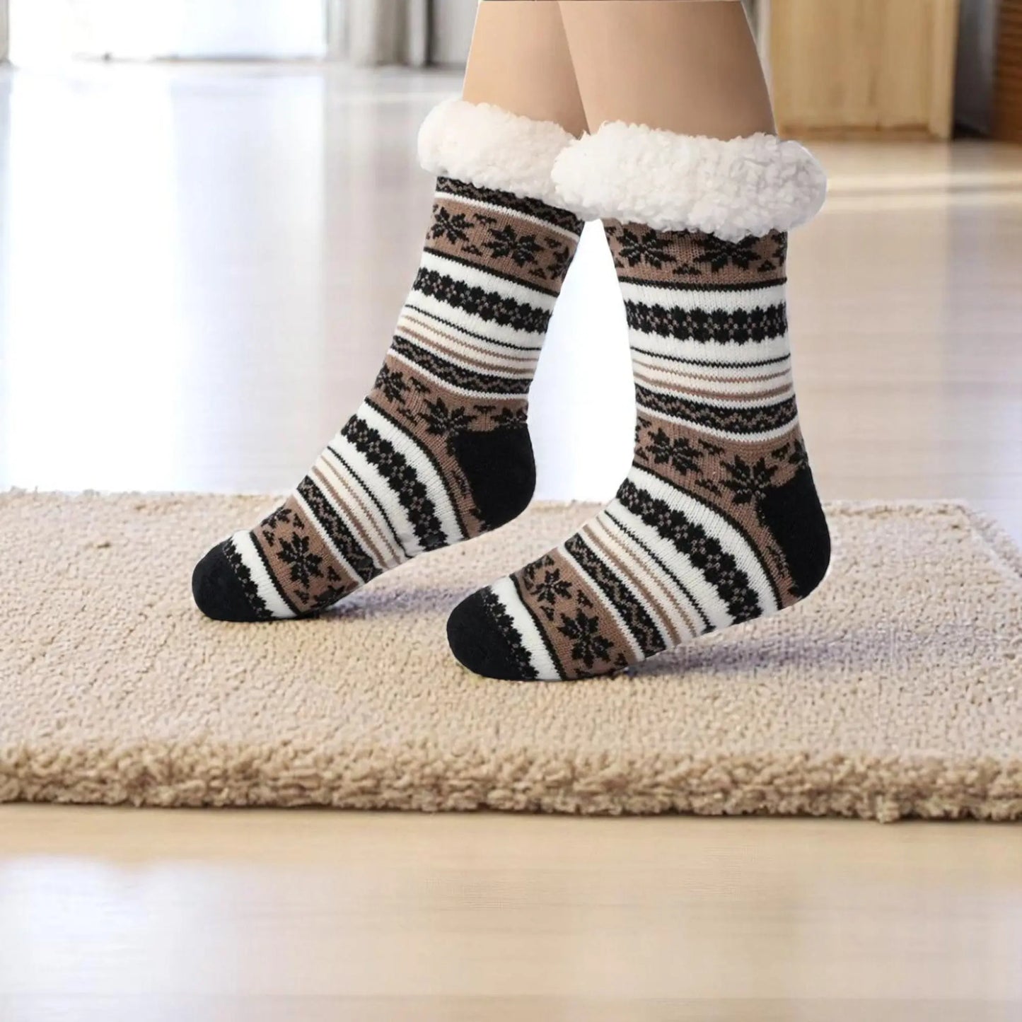 Paire de chaussettes hiver homme avec motif flocon noir et beige.