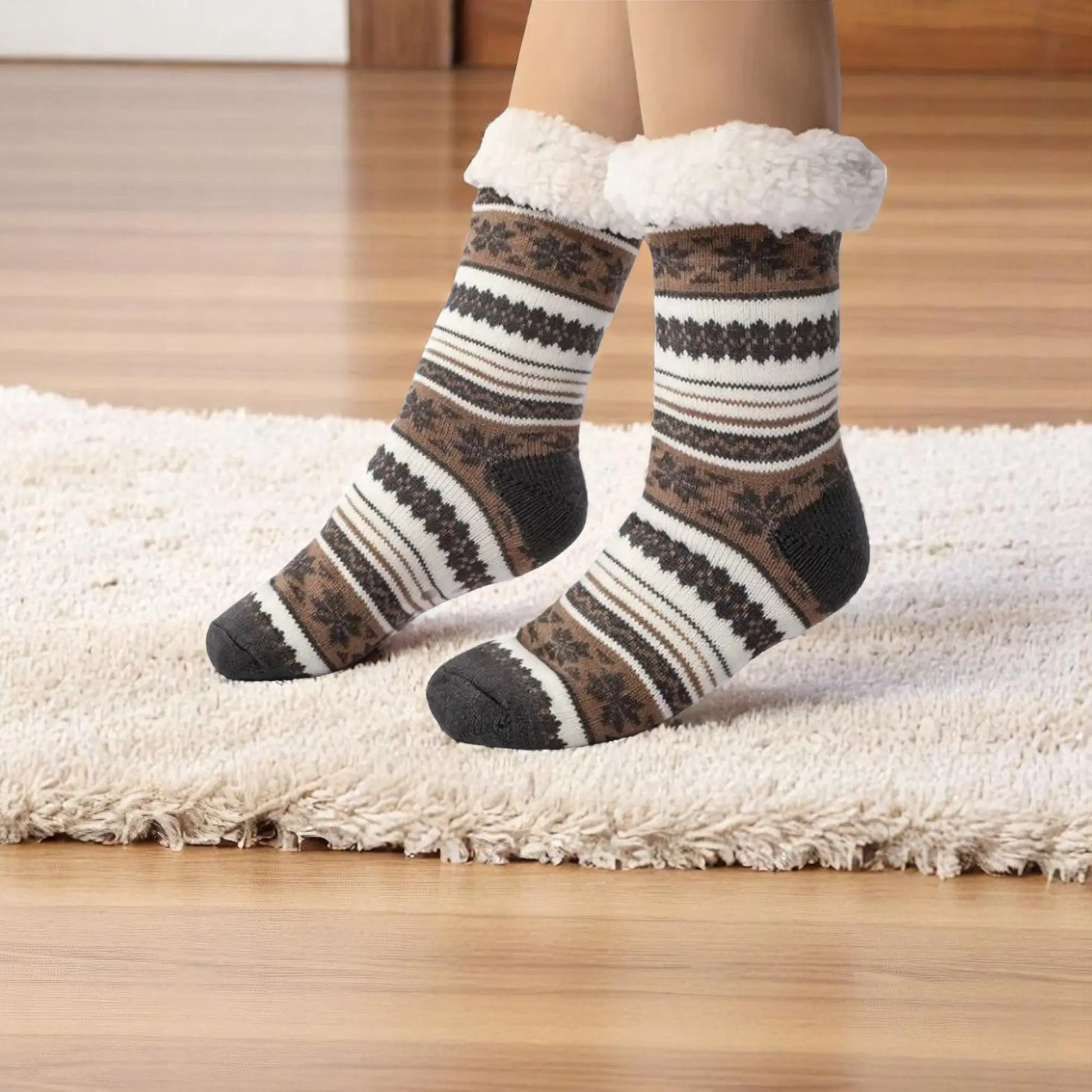 Chaussettes chausson épaisses homme couleur chocolat, motif hivernal.