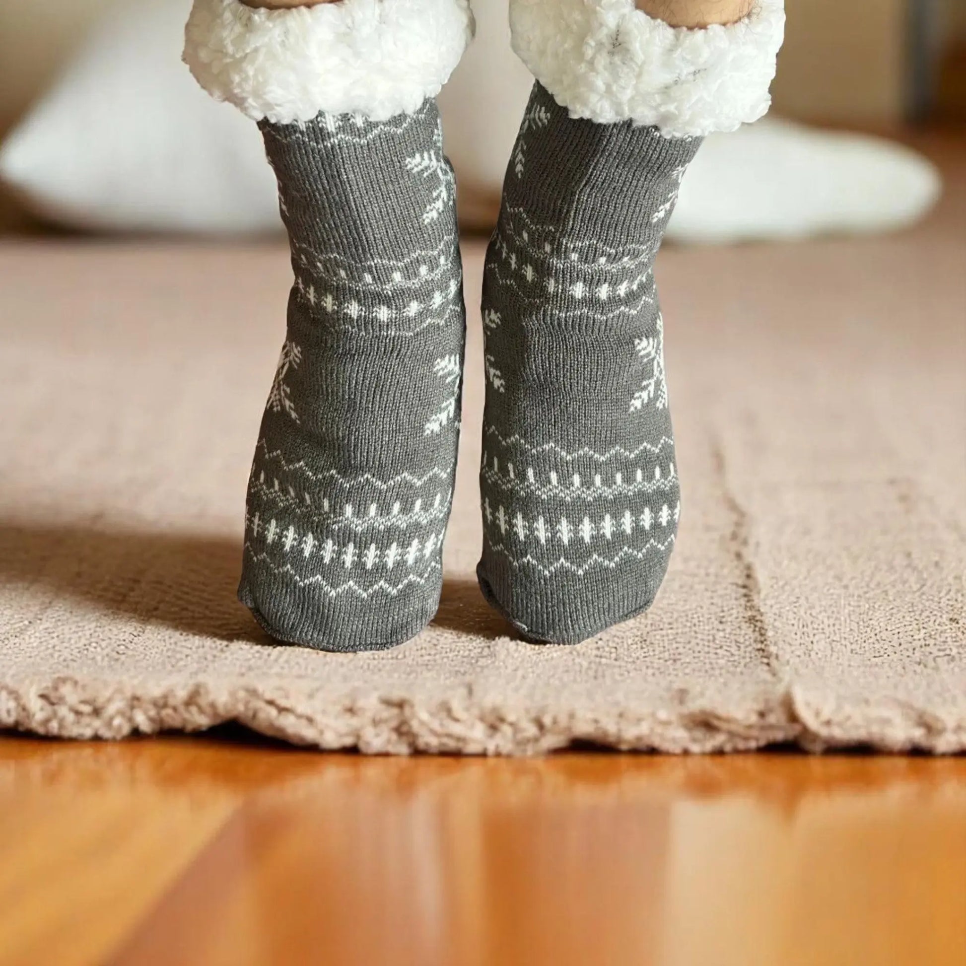 Paire de chaussettes chausson pour homme avec motif flocon en gris foncé.