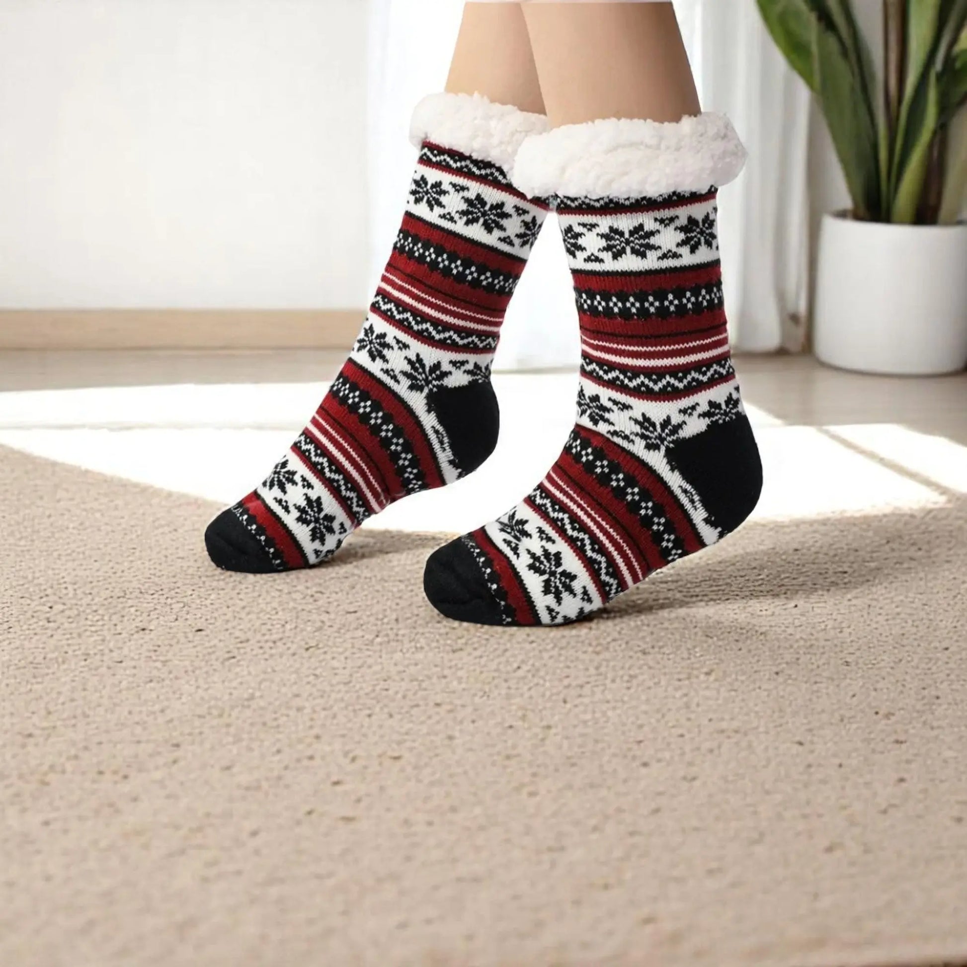 Paire de chaussettes chausson homme noires et rouges à motifs neige.