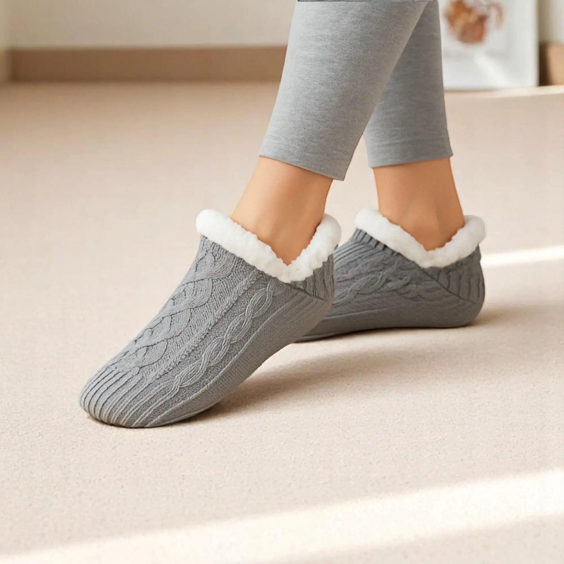 Chaussettes d’intérieur pour homme en laine grise, fourrées et isolantes.
