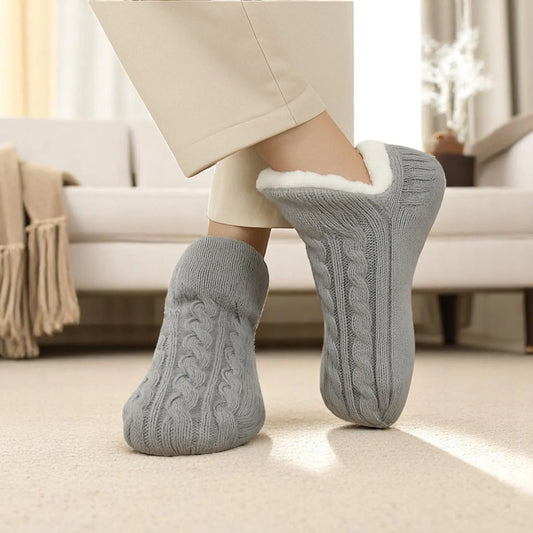 Paire de chaussettes chausson homme en tricot gris, confortables et épaisses.