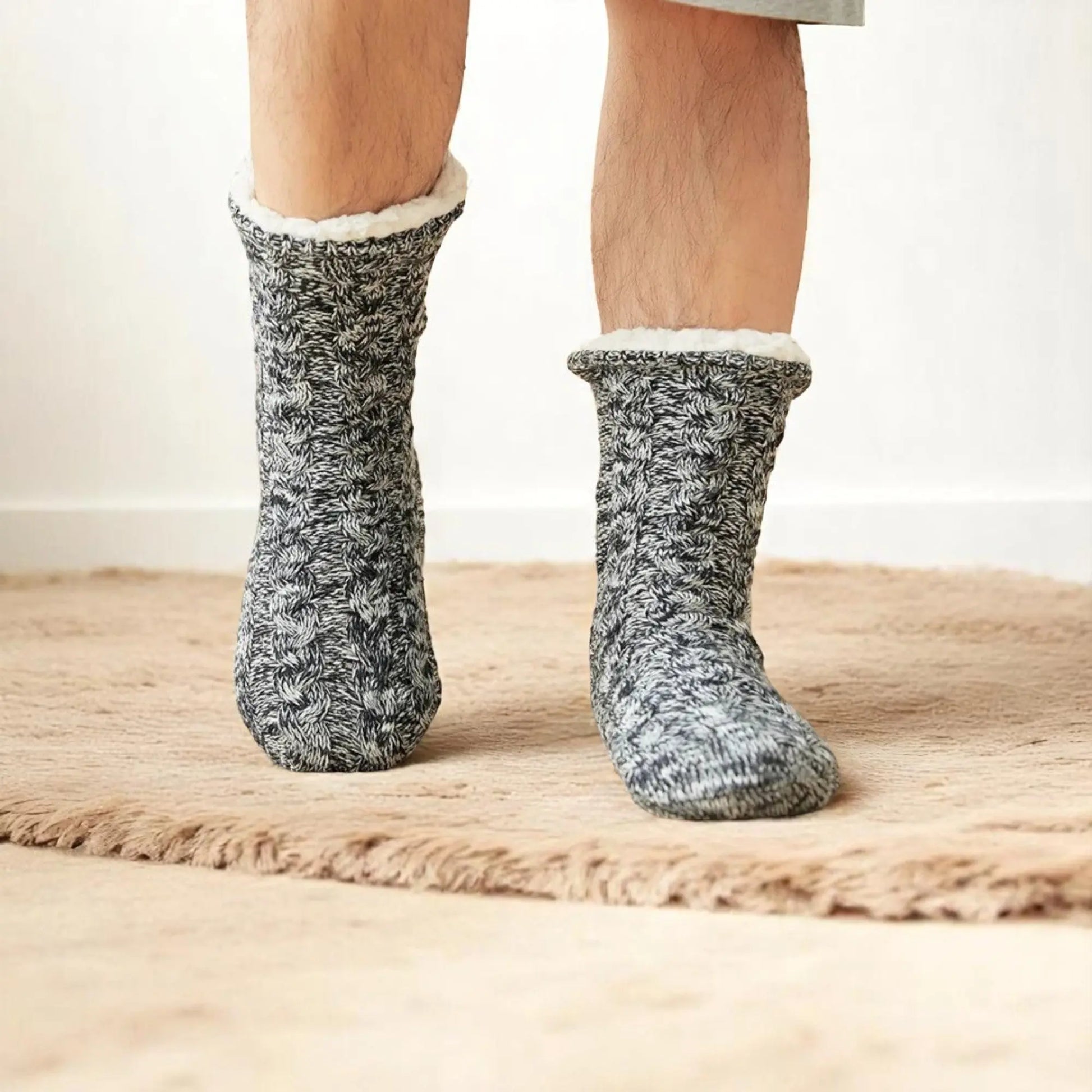 Chaussettes chausson homme effet laine mélangée sur tapis.