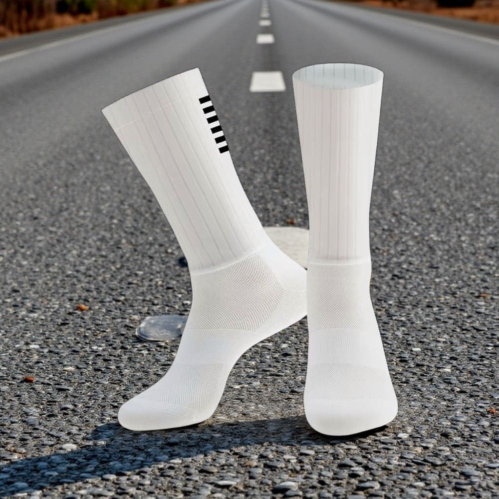 Chaussettes cyclisme blanches Les AéroRide, modèle aérodynamique pour performance vélo.