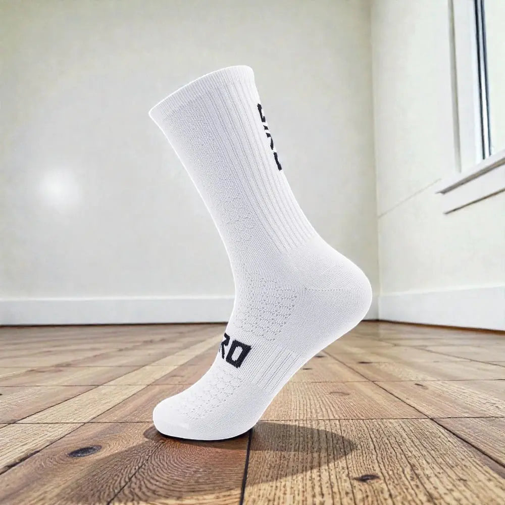 Chaussettes cyclisme blanches respirantes design minimaliste et confort optimal.
