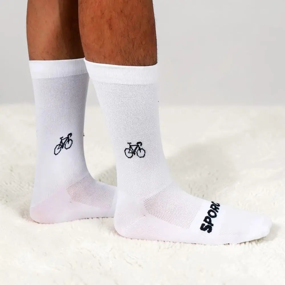 Chaussettes cyclisme blanches homme et femme design minimaliste, légères et adaptées aux longues sorties.