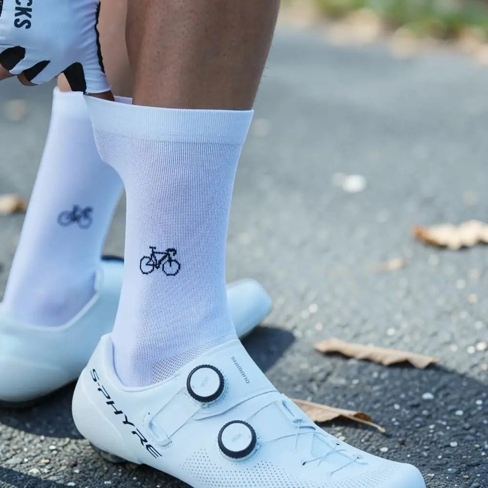 Chaussettes cyclisme blanches unisexe avec motif vélo, maintien optimal et respirabilité pour sortie route.
