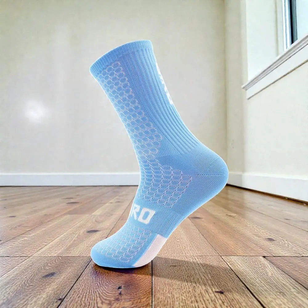 Chaussettes cyclisme bleu clair légères et respirantes pour pratique intensive.