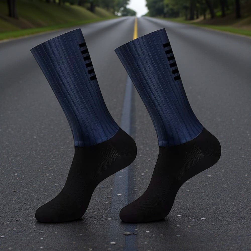 Chaussettes cyclisme bleu foncé Les AéroRide, tissu léger pour cyclistes longue distance.
