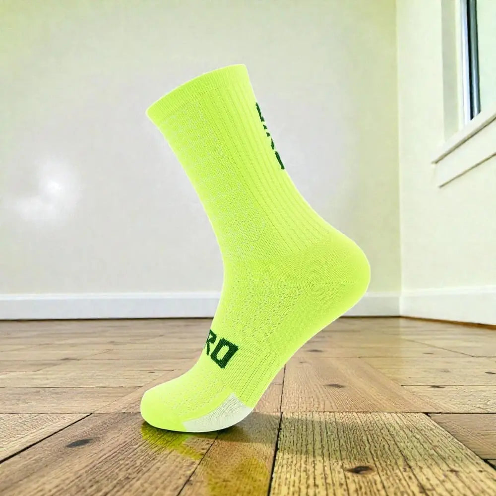 Chaussettes cyclisme jaune fluo haute visibilité respirantes pour sécurité et performance.
