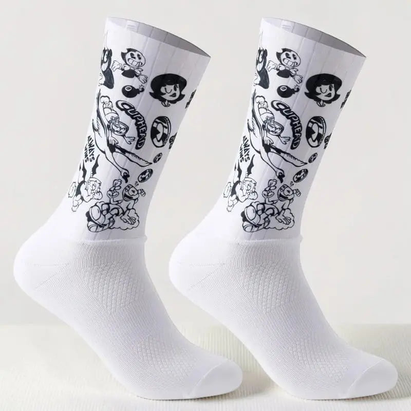 Chaussettes cyclisme motifs vintage noir et blanc, idéales pour performance et style.