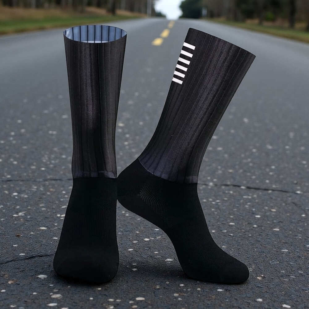 Chaussettes cyclisme noires Les AéroRide, modèle long pour vitesse et stabilité.