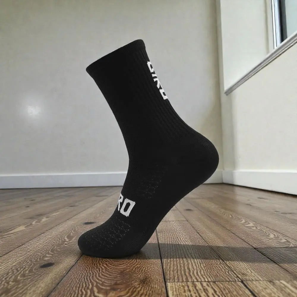 Chaussettes cyclisme noires respirantes maintien optimal et confort longue distance.