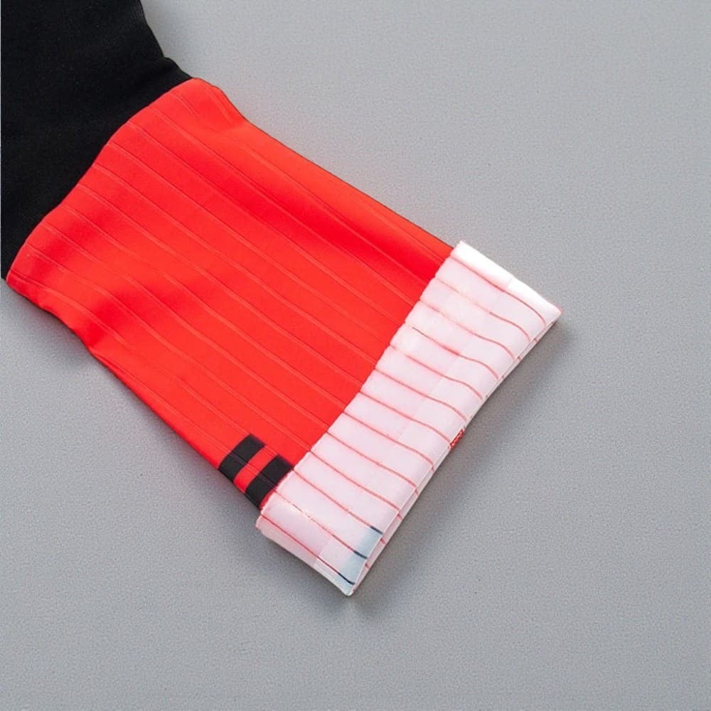 Détail du haut des chaussettes cyclisme orange Les AéroRide, tissu aérodynamique.
