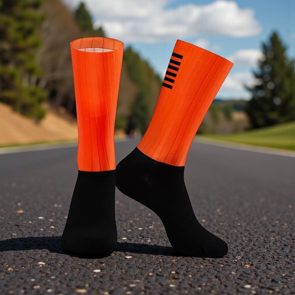 Chaussettes cyclisme orange et noires Les AéroRide, chaussettes techniques pour cyclistes.