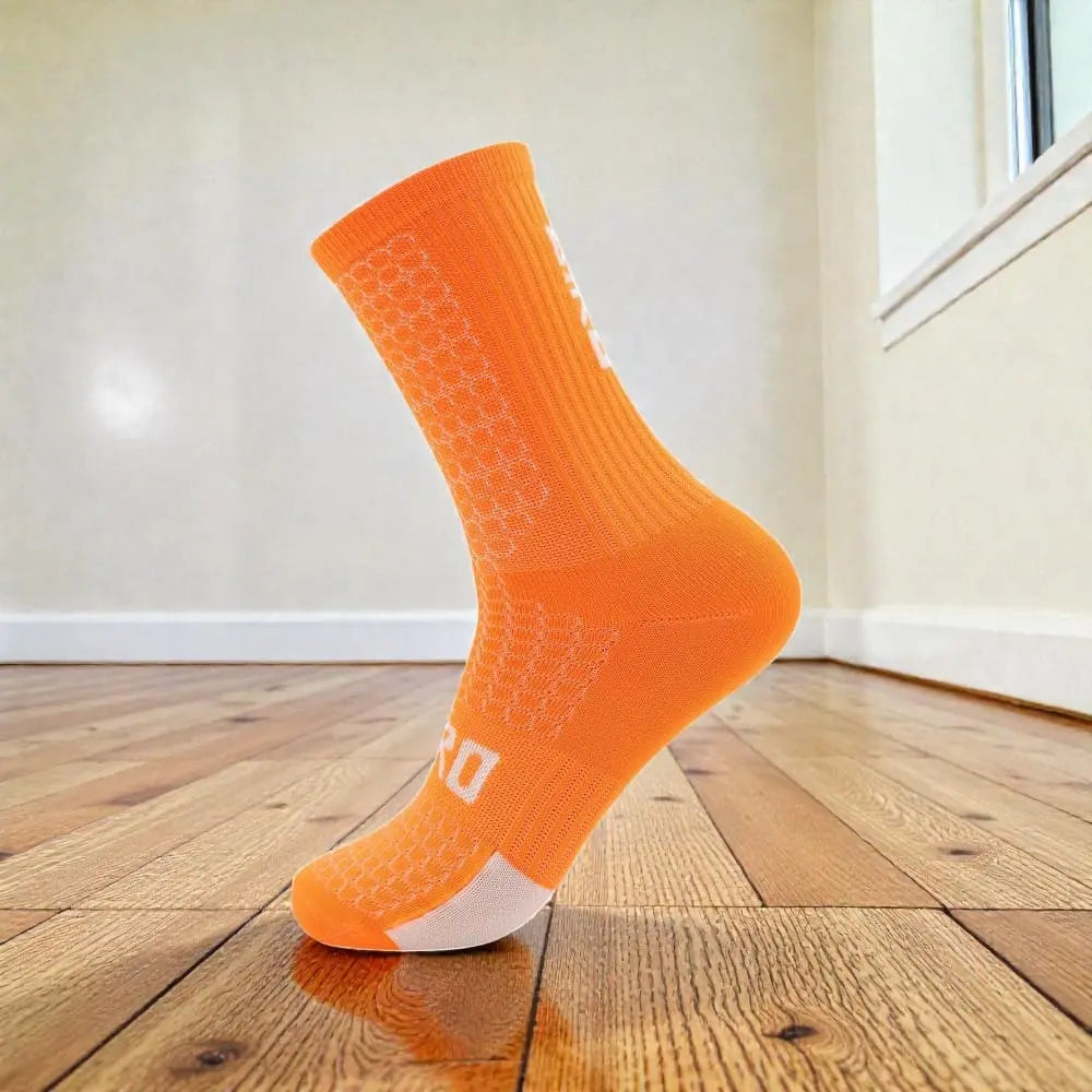 Chaussettes cyclisme orange haute visibilité respirantes et techniques.