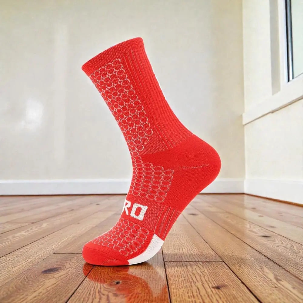 Chaussettes cyclisme rouges techniques avec zones de ventilation et maintien renforcé.