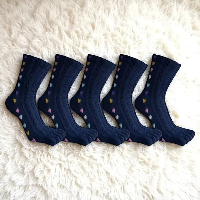 Chaussettes à doigts bleu marine pour femme avec décoration en cœurs pastel.