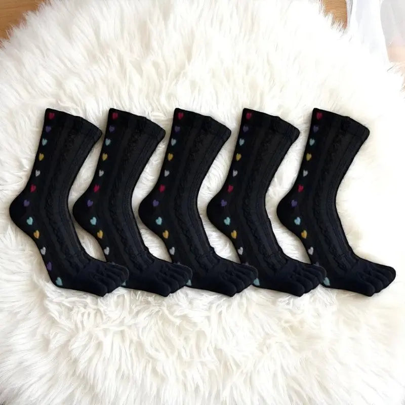 Chaussettes noires à doigts brodées de cœurs colorés pour femme.