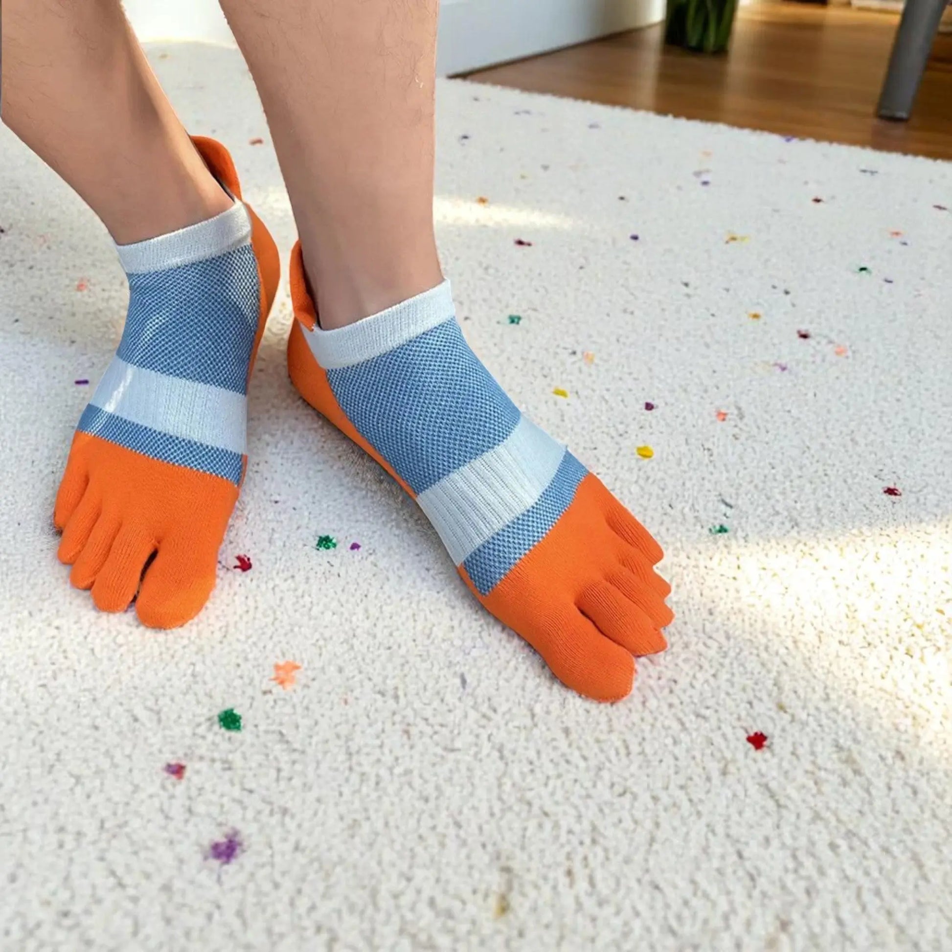 Chaussettes à orteils colorées orange et bleu pour homme.