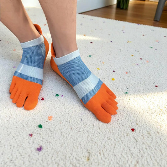 Chaussettes à orteils colorées orange et bleu pour homme.