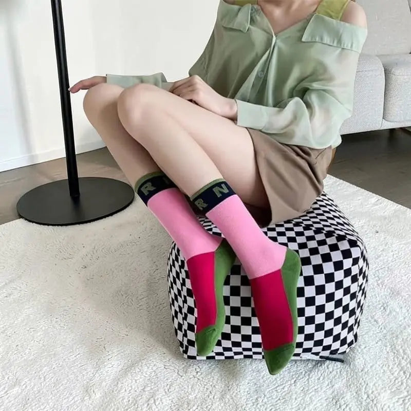 Chaussettes femme colorées portées style casual chic Marni.