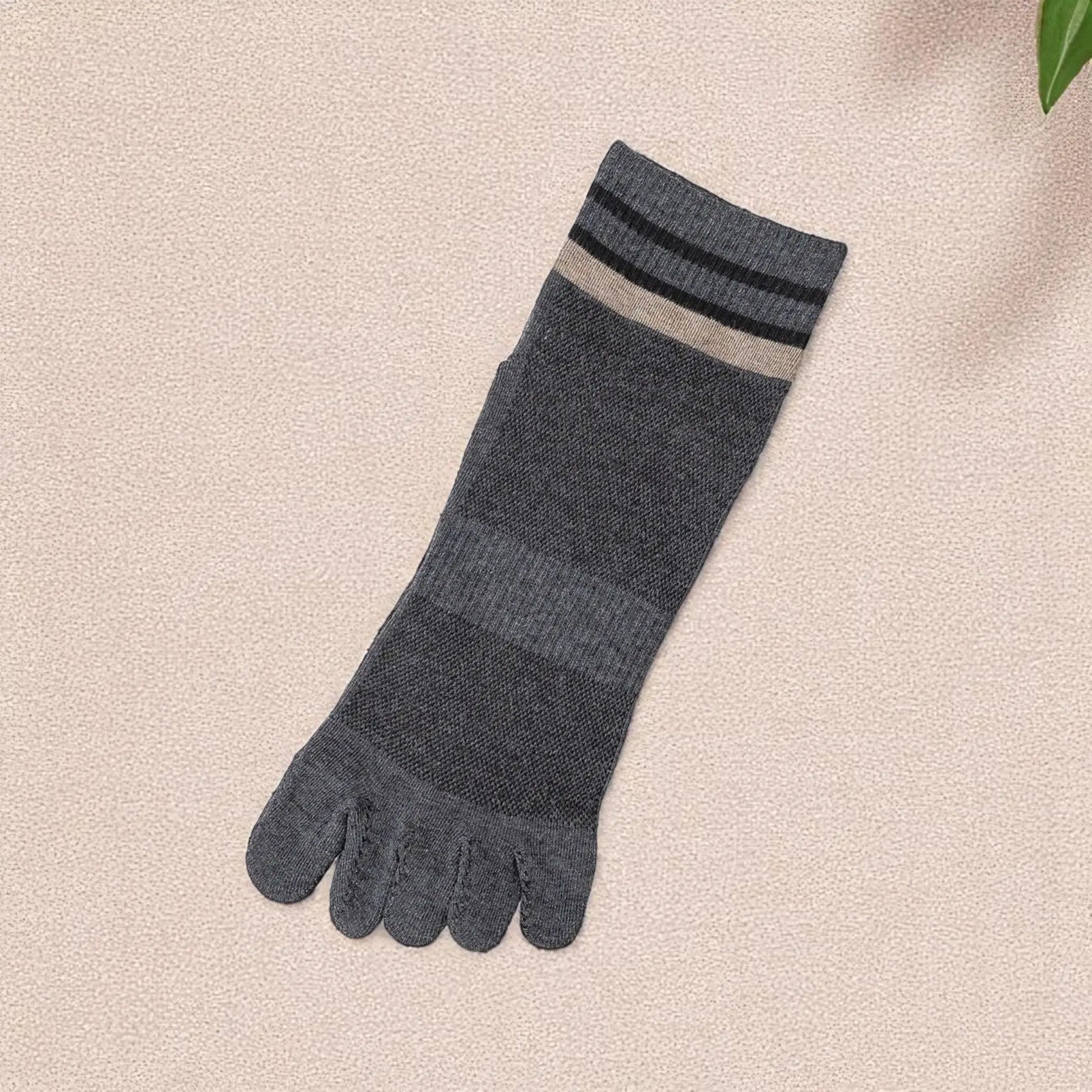 Chaussettes gris foncé avec rayures, modèle à doigts pour homme, chaleur et maintien garantis.