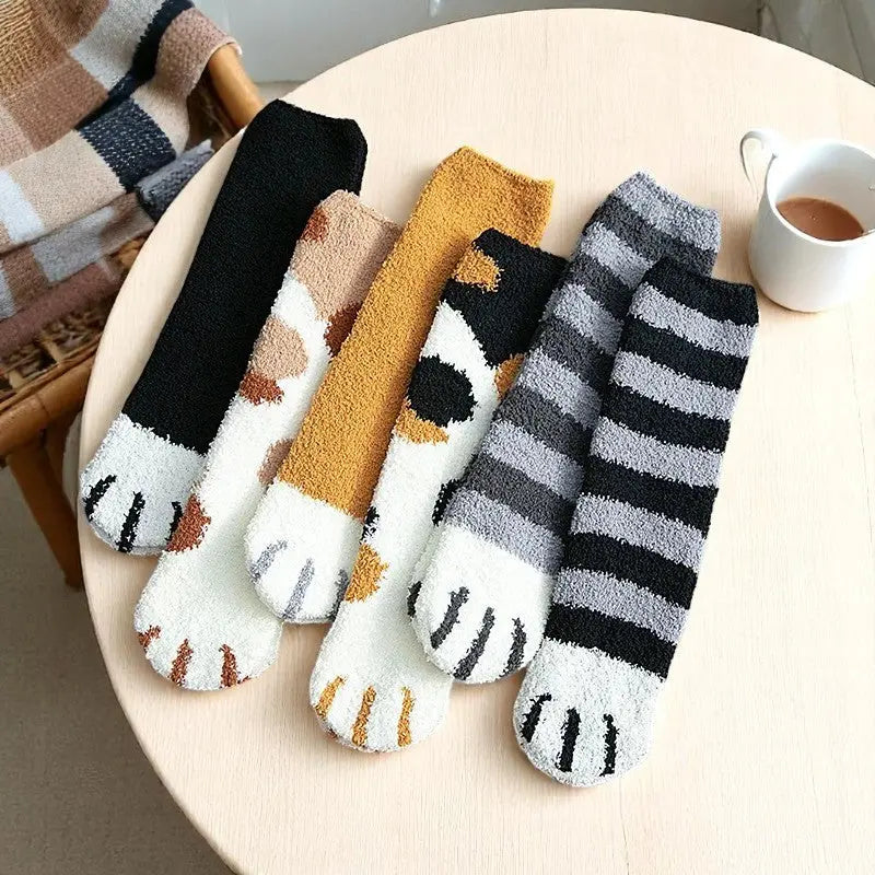 Lot de cinq paires de chaussettes d'hiver pour femme avec différents motifs félins.