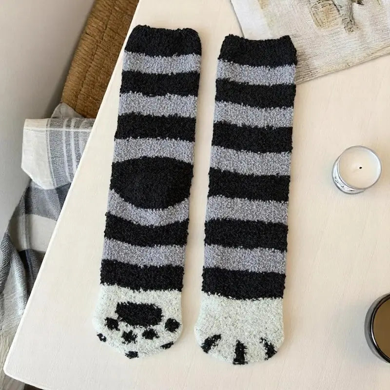 Chaussettes d’hiver grises et noires à rayures avec motif de coussinet félin.