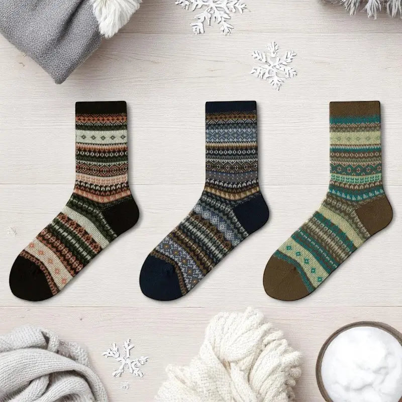 Chaussettes à motifs scandinaves dans un univers cocooning avec plaids, flocons et coussins douillets.