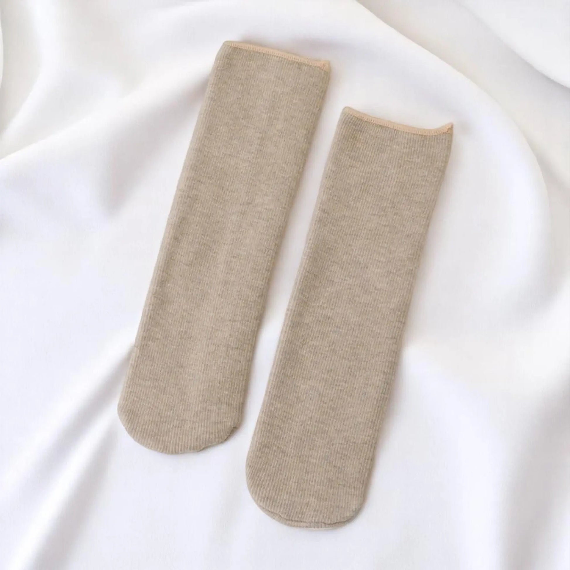 Chaussettes chaudes beige en tissu épais pour homme.