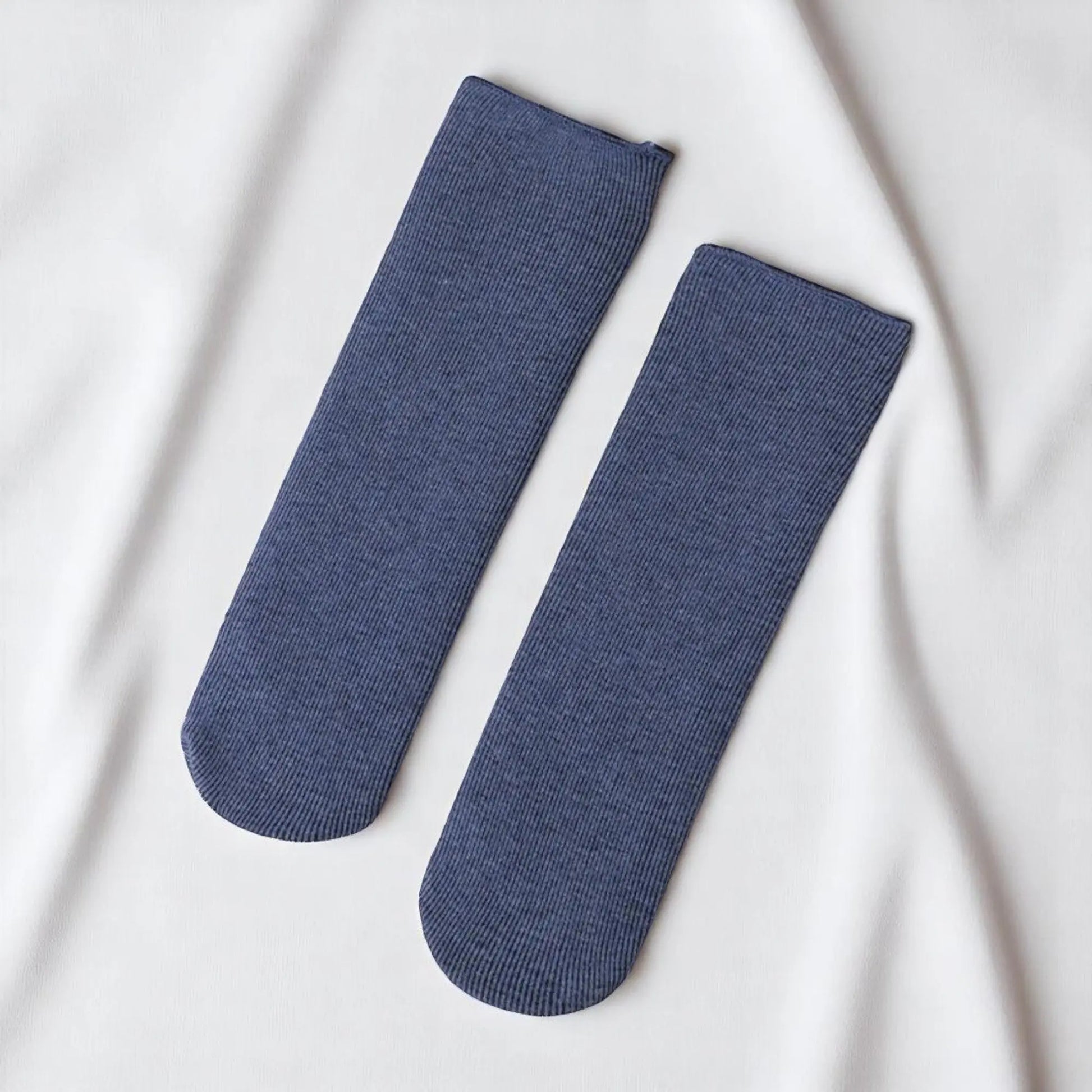 Chaussettes homme hiver couleur bleu nuit sur fond blanc.