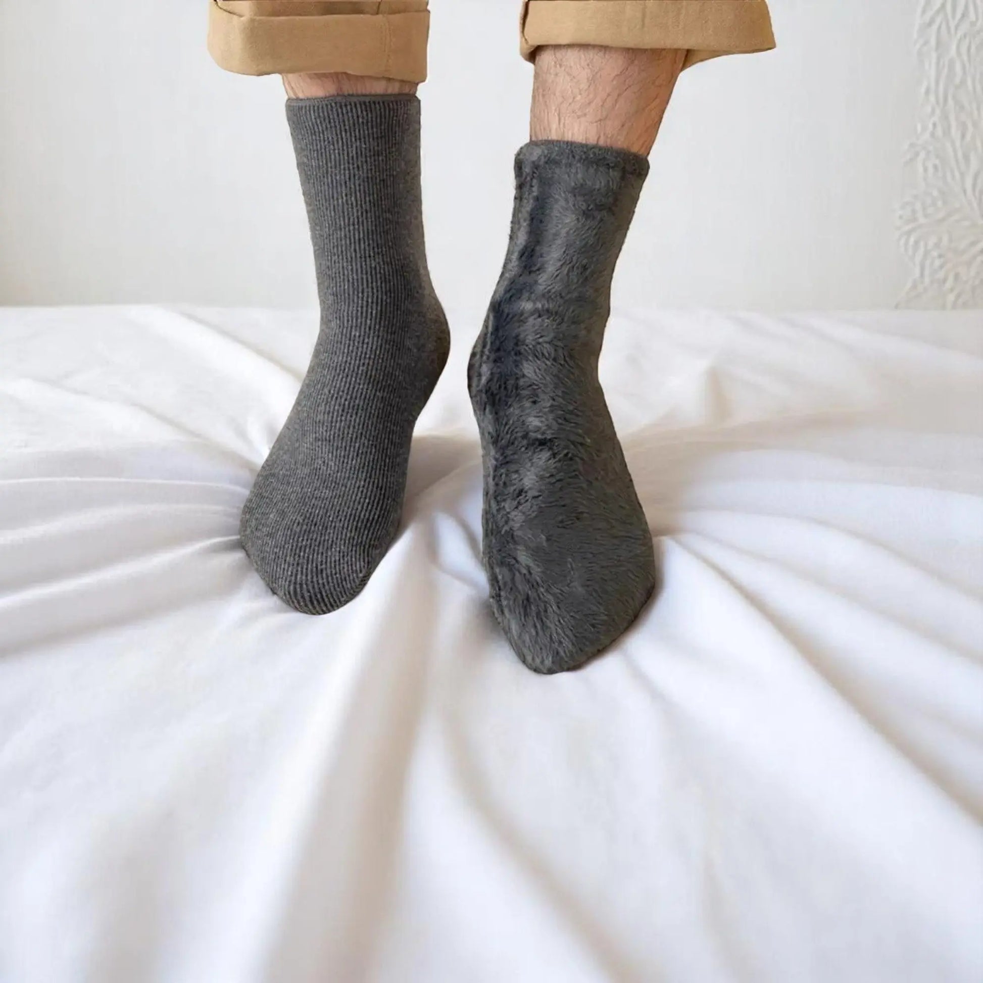 Chaussettes d'hiver fourrées homme, un pied retourné en fourrure.