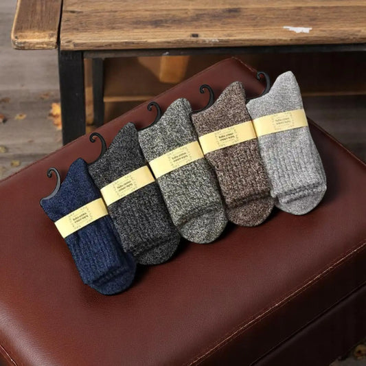 Ensemble de 5 paires de chaussettes chaudes pour homme accrochées avec étiquettes.